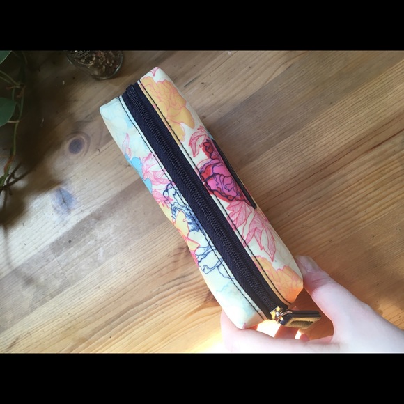 Tahari floral makeup bag - Picture 4 of 4